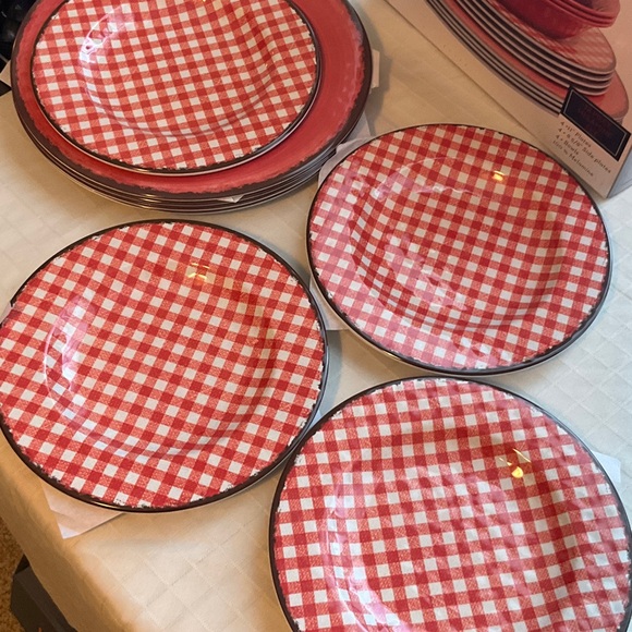 Gingham Pattern Dinnerware Set - Picture 5 of 9